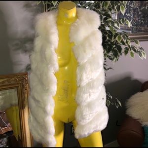 WINTER WHITE HOT FAUX FUR VEST W/Pockets!! Size S